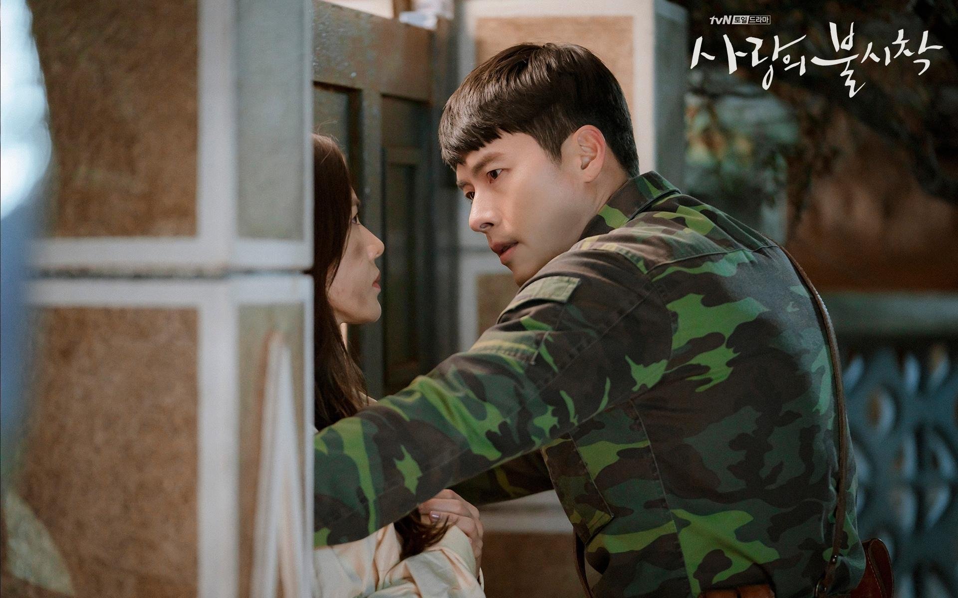 开云体育下载-速度与静默,赛道的轰鸣与绿茵的棋局