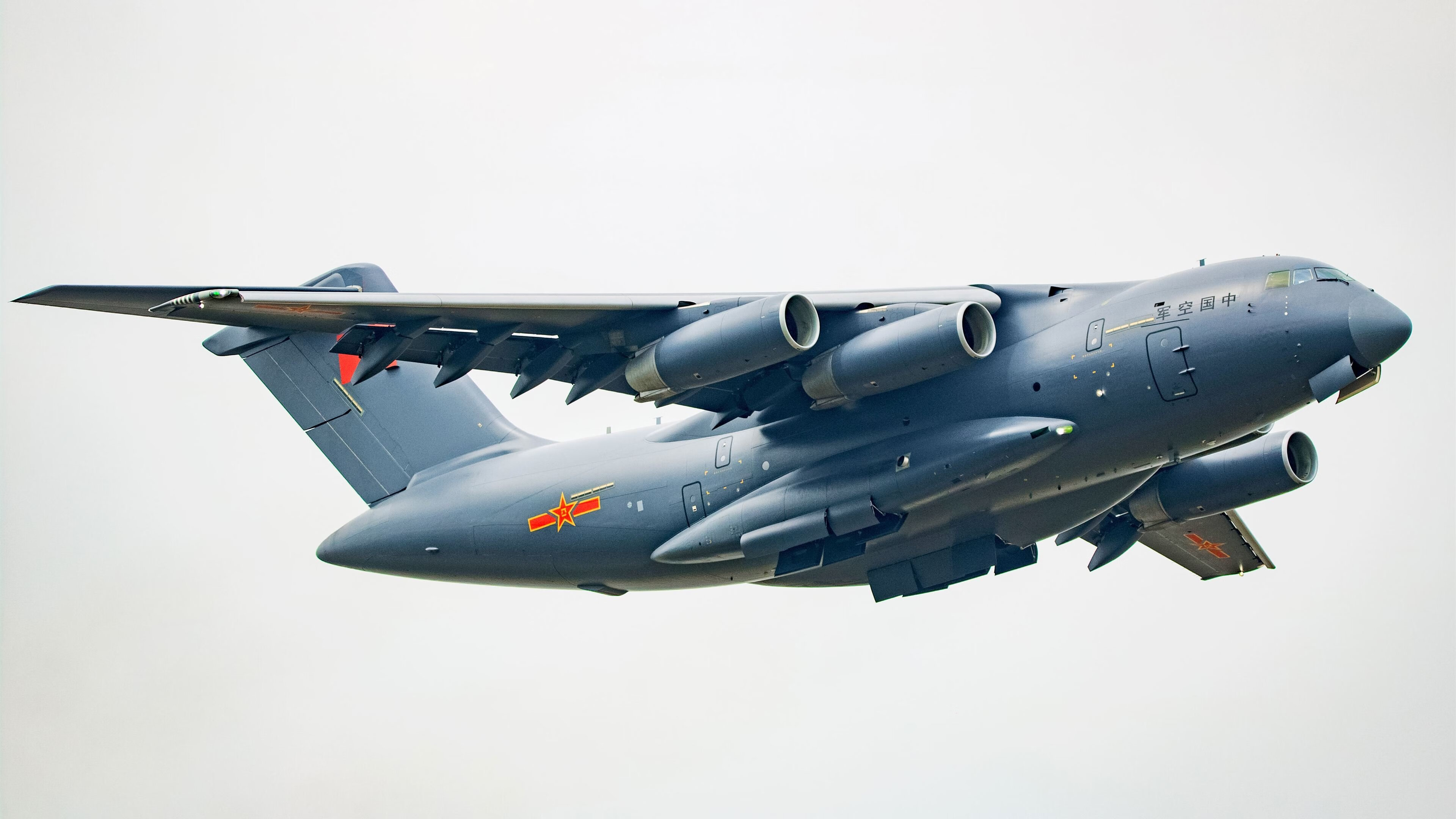 开云体育下载-速度与静默,赛道的轰鸣与绿茵的棋局